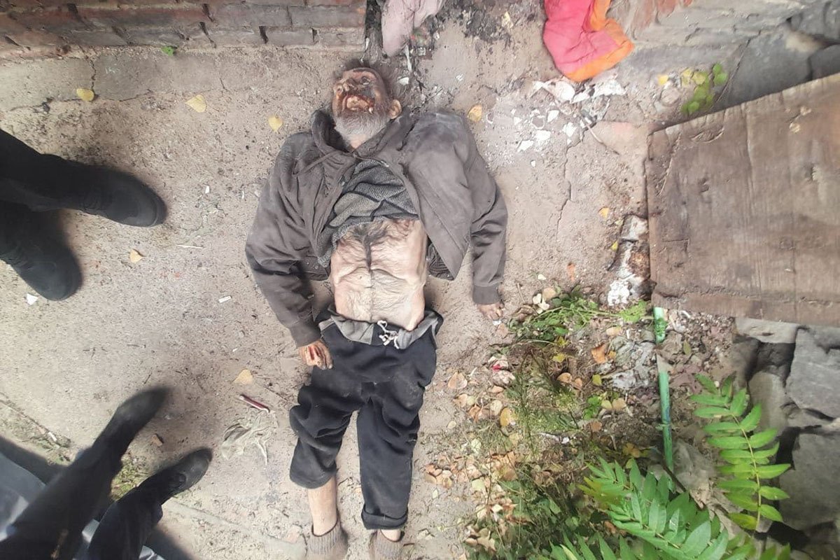 Труп лежал возле мусорных баков Труп лежал возле мусорных баков