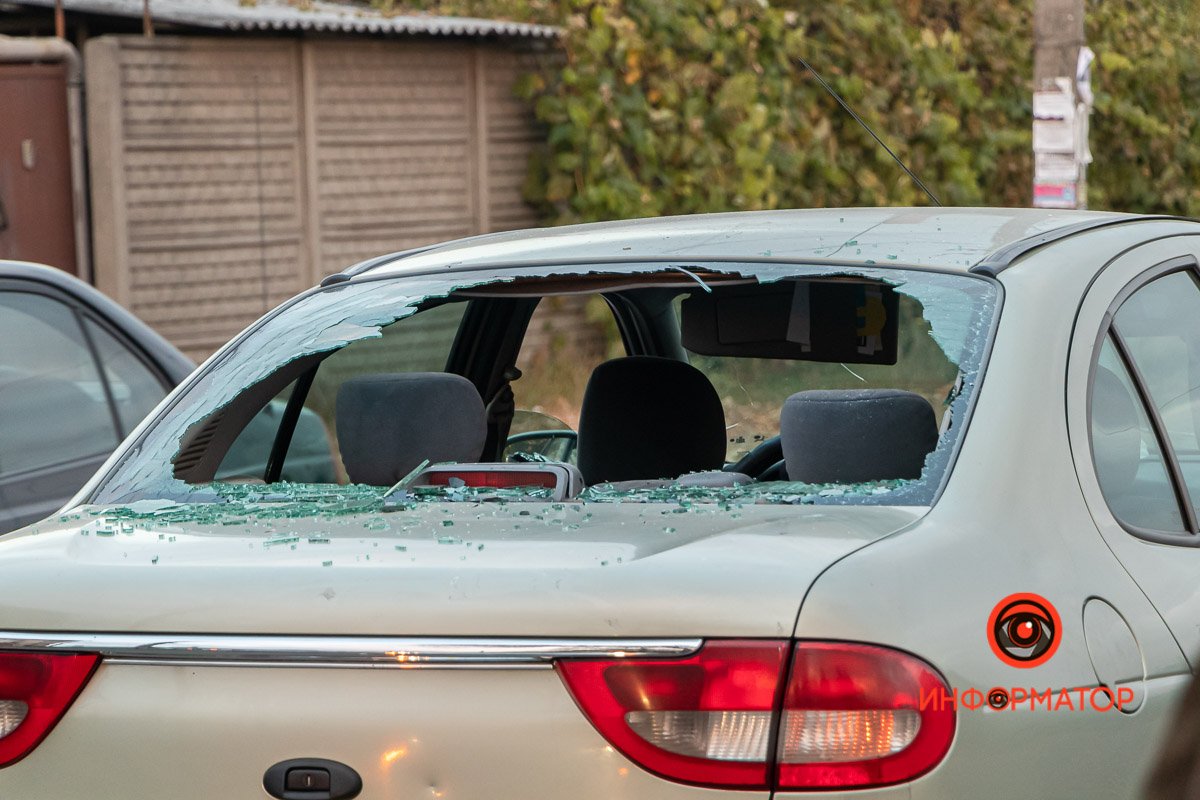 От силы удара, велосипедист разбил головой заднее стекло 