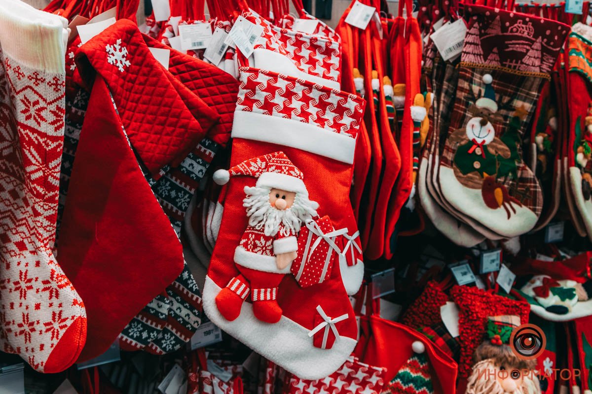 Он уже несет подарки 