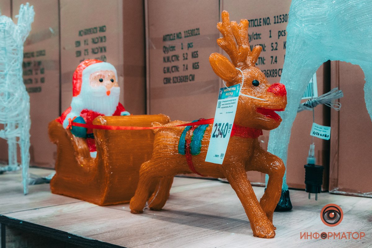 Новый год к нам мчится вместе с ним 