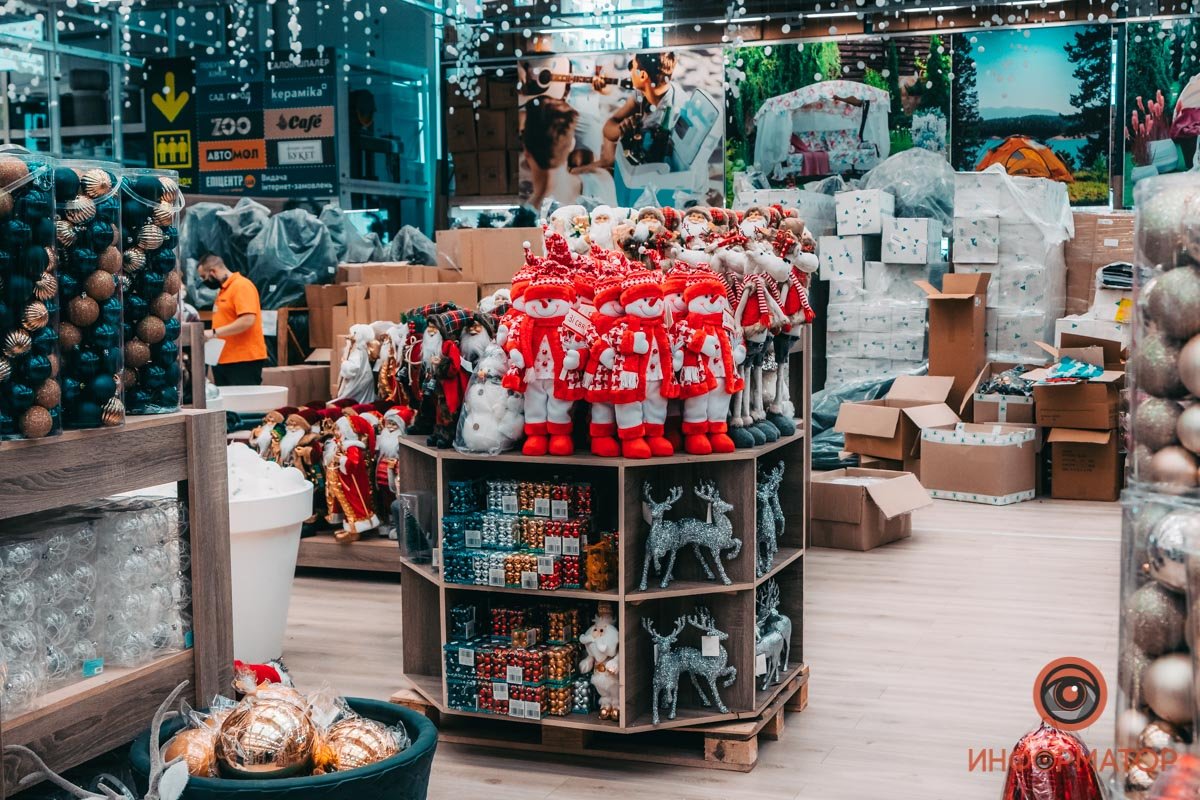 Еще тепло, но уже снеговики стоят 