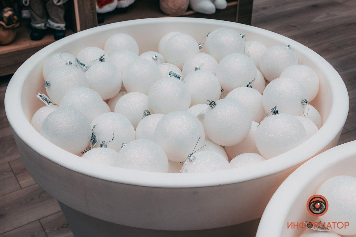 Снежки или игрушки? 