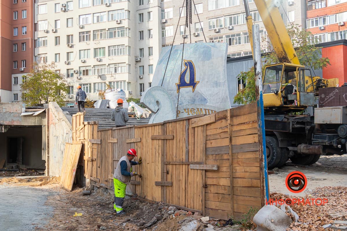 Эту важную для фанатов конструкцию перенесут ближе к стадиону Эту важную для фанатов конструкцию перенесут ближе к стадиону