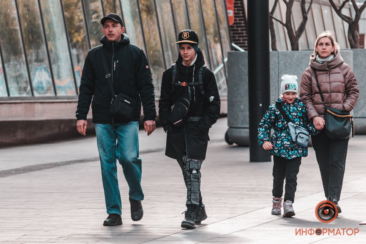 Тоже интересно, что написано на штанах?