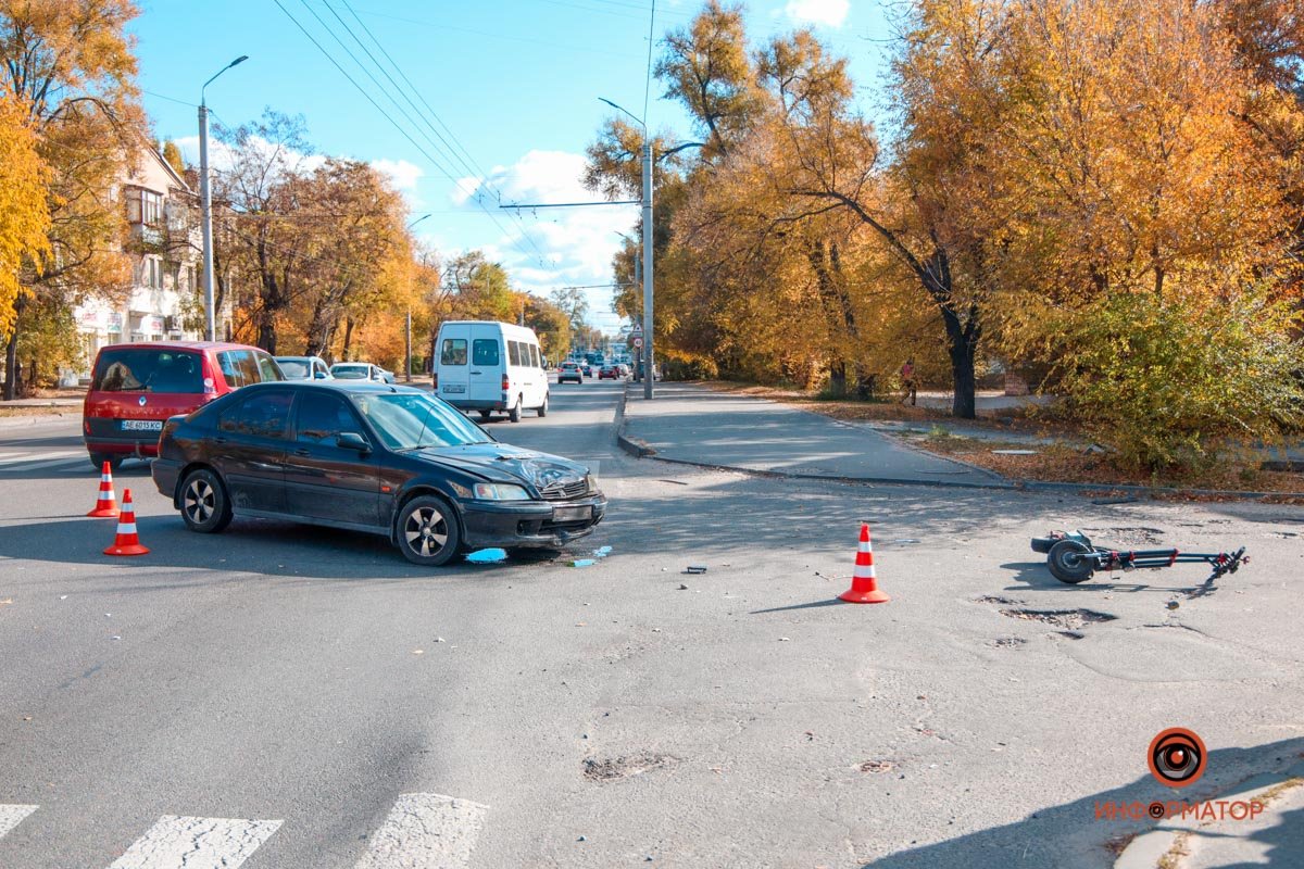 В Днепре на Калиновой столкнулись электросамокат и Honda