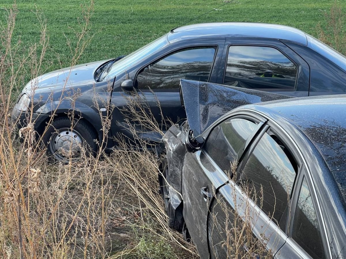 Москвич начал поворачивать со второстепенной полосы