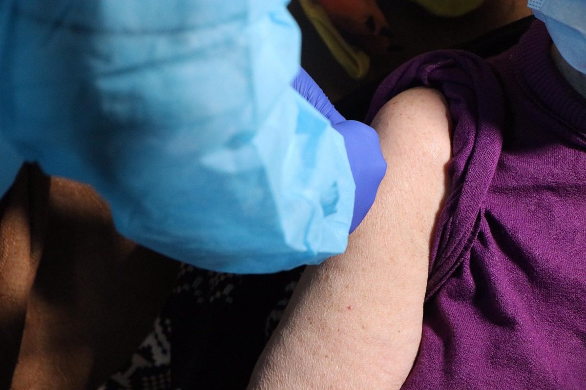 Прививка от коронавируса дома: кому проводят 1