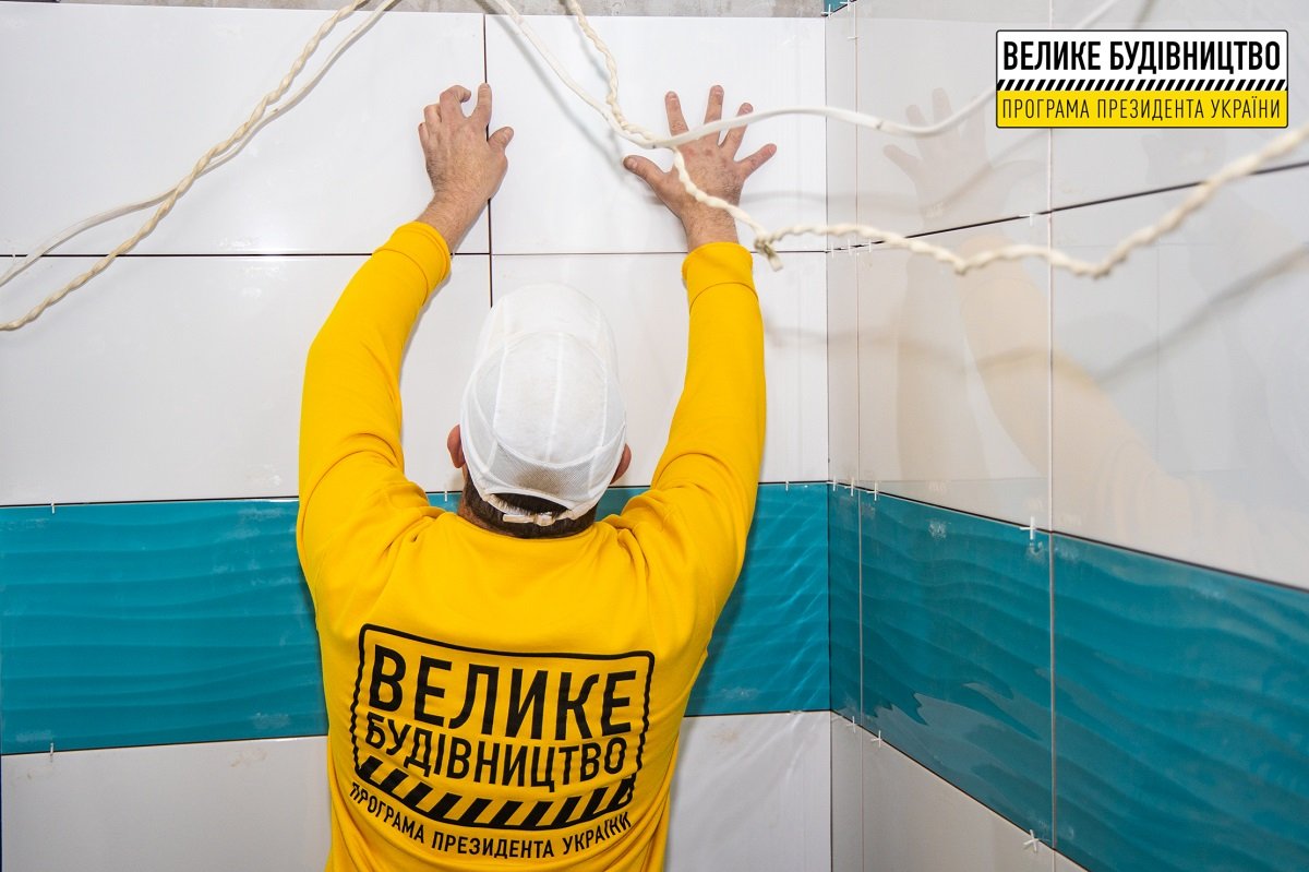 Для взрослых и детей: в Слобожанском завершают строительство бассейна 1