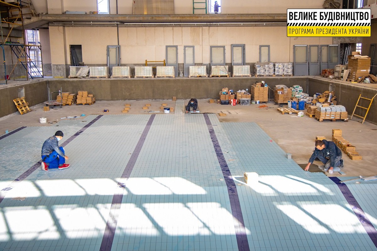 Для взрослых и детей: в Слобожанском завершают строительство бассейна 2