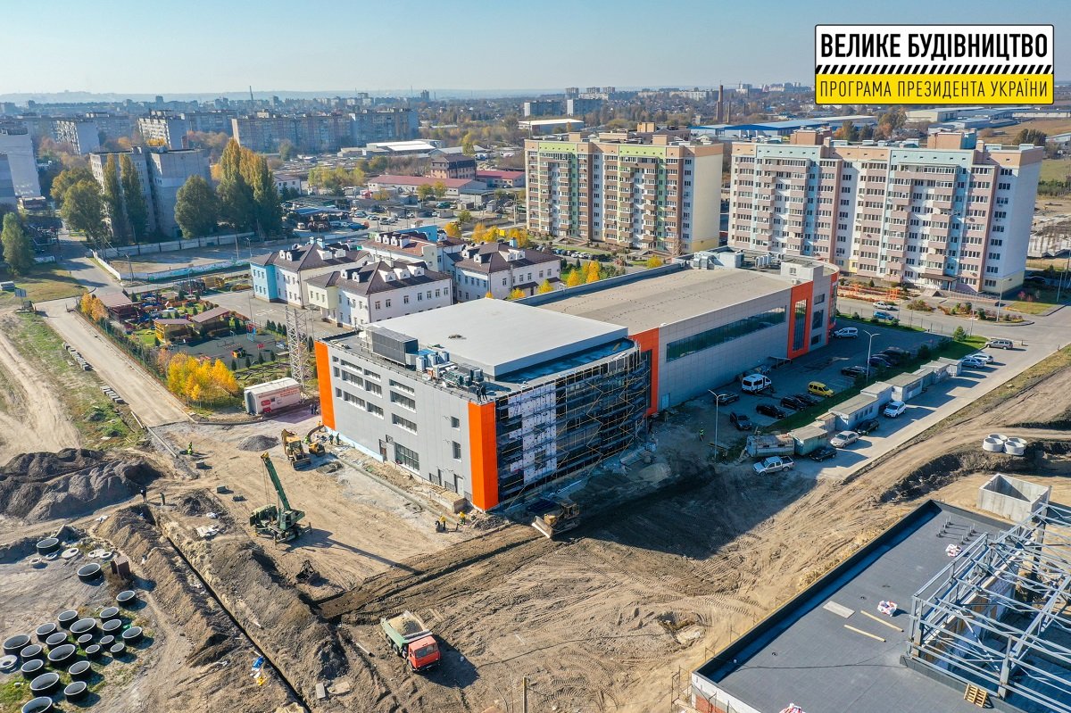 Для взрослых и детей: в Слобожанском завершают строительство бассейна 6