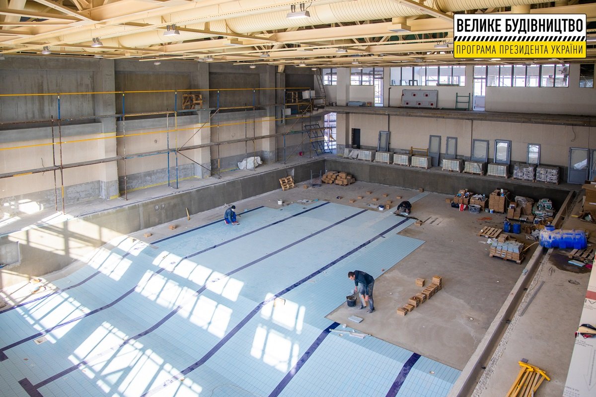 Для взрослых и детей: в Слобожанском завершают строительство бассейна 7