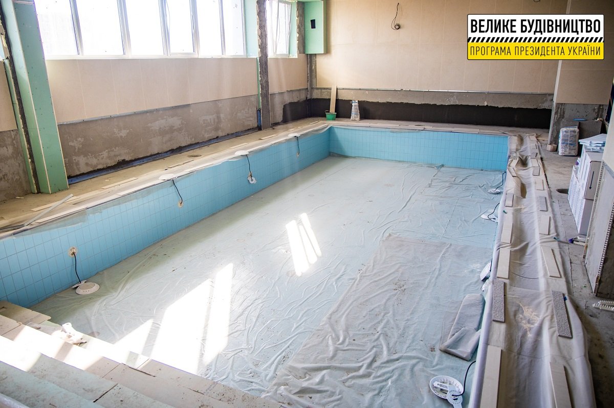 Для взрослых и детей: в Слобожанском завершают строительство бассейна 8