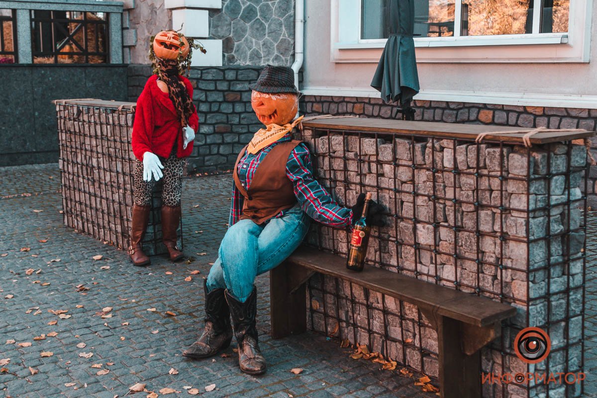 Вызывает духов разных