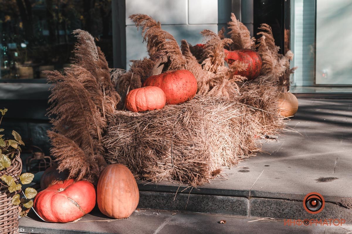 К нам этот странный день пришел
