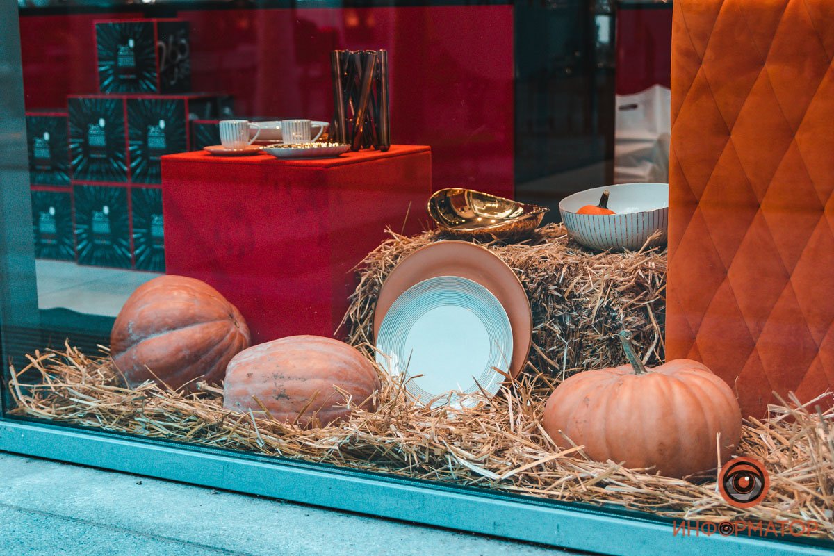 Тыквы, тарелки и сено