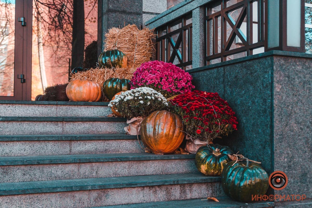 И каждый нечистью наряжен