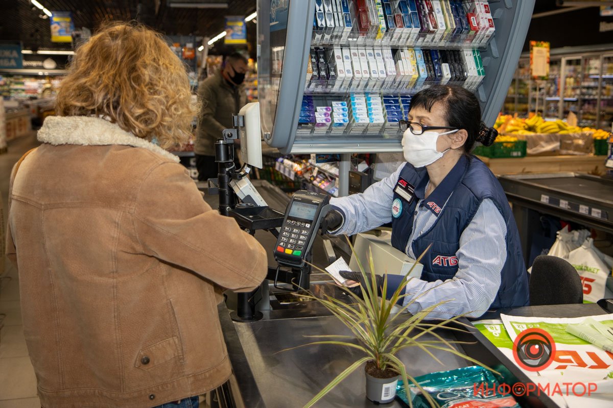 "Вакцинований та безпечний": сеть АТБ вакцинировала почти всех своих сотрудников и выдает им специальные значки 1
