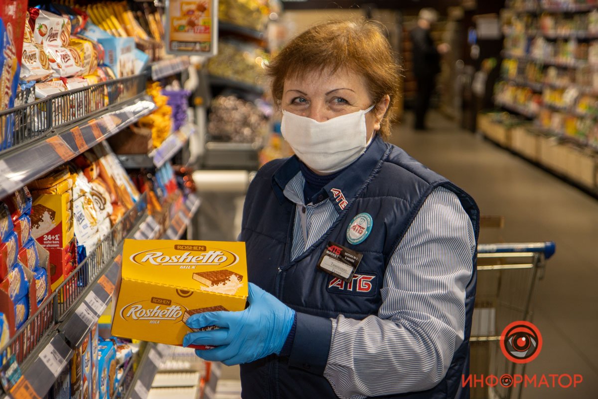 "Вакцинований та безпечний": сеть АТБ вакцинировала почти всех своих сотрудников и выдает им специальные значки 3