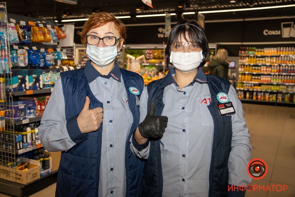 "Вакцинований та безпечний": сеть АТБ вакцинировала почти всех своих сотрудников и выдает им специальные значки 4