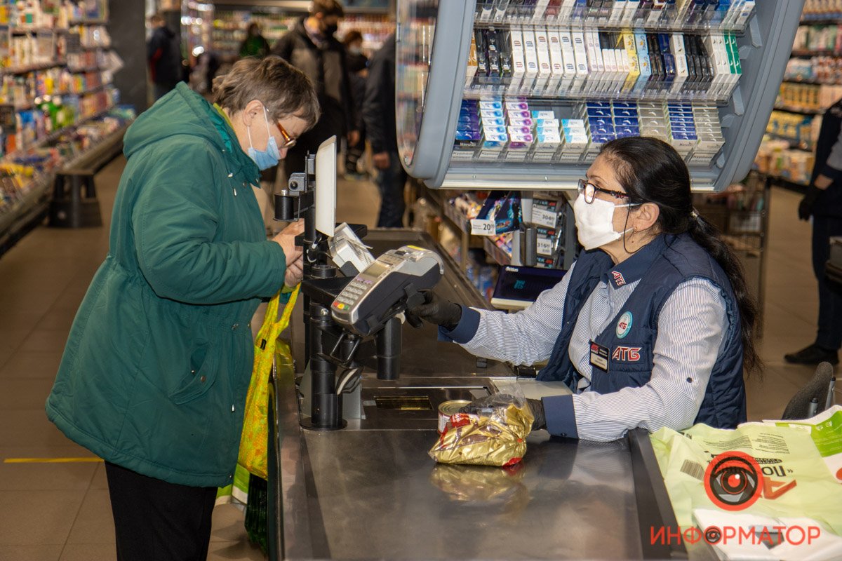 "Вакцинований та безпечний": сеть АТБ вакцинировала почти всех своих сотрудников и выдает им специальные значки 5