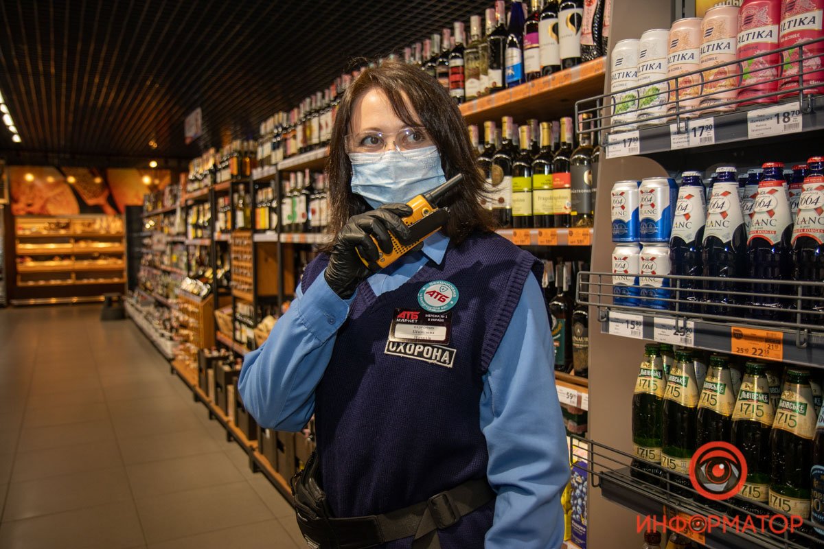 "Вакцинований та безпечний": сеть АТБ вакцинировала почти всех своих сотрудников и выдает им специальные значки 8