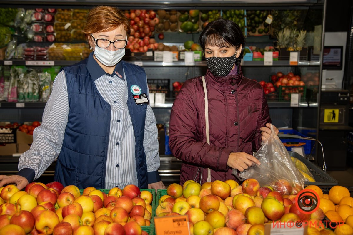 "Вакцинований та безпечний": сеть АТБ вакцинировала почти всех своих сотрудников и выдает им специальные значки 9