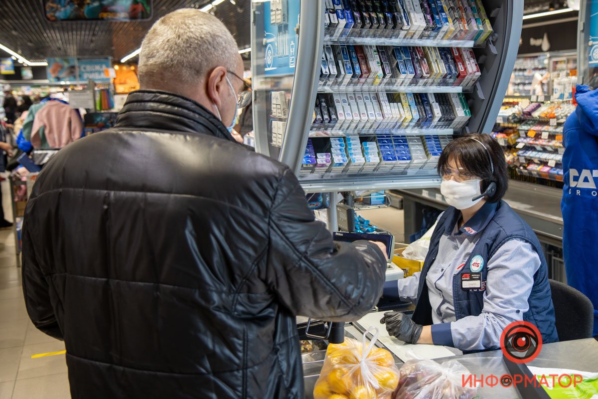 "Вакцинований та безпечний": сеть АТБ вакцинировала почти всех своих сотрудников и выдает им специальные значки 10