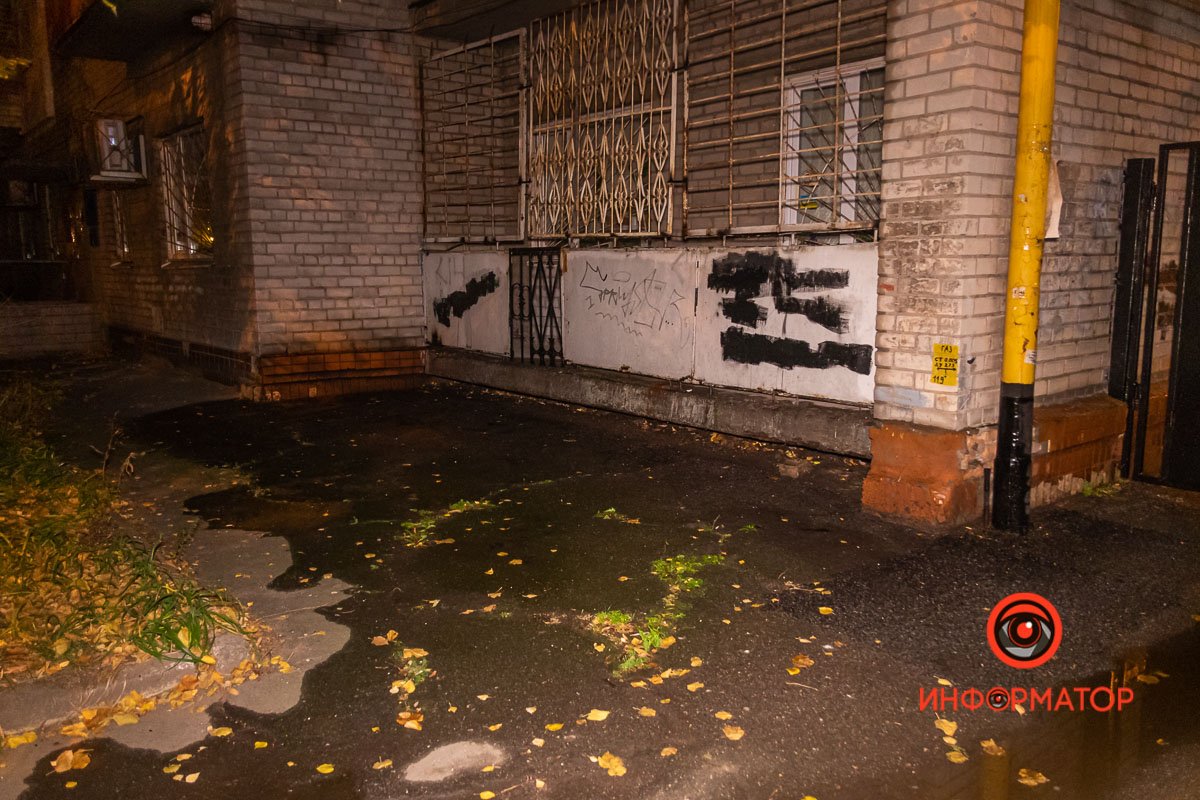 Затопило квартиры и подъезд, пострадал даже фасад