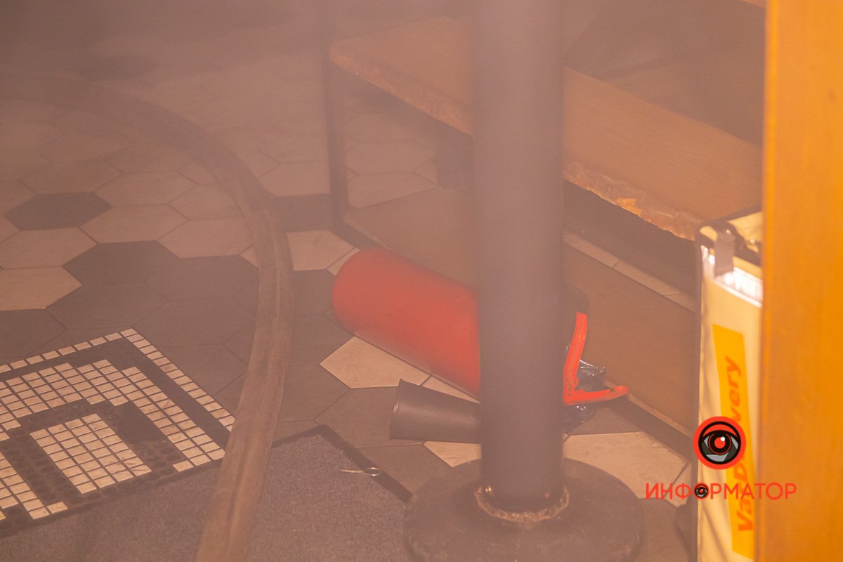 Патрульные изначально пытались потушить огонь огнетушителем Патрульные изначально пытались потушить огонь огнетушителем