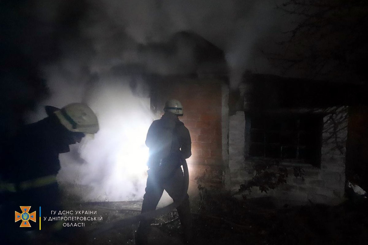 В Днепропетровской области горел жилой дом: погибла 64-летняя женщина 1