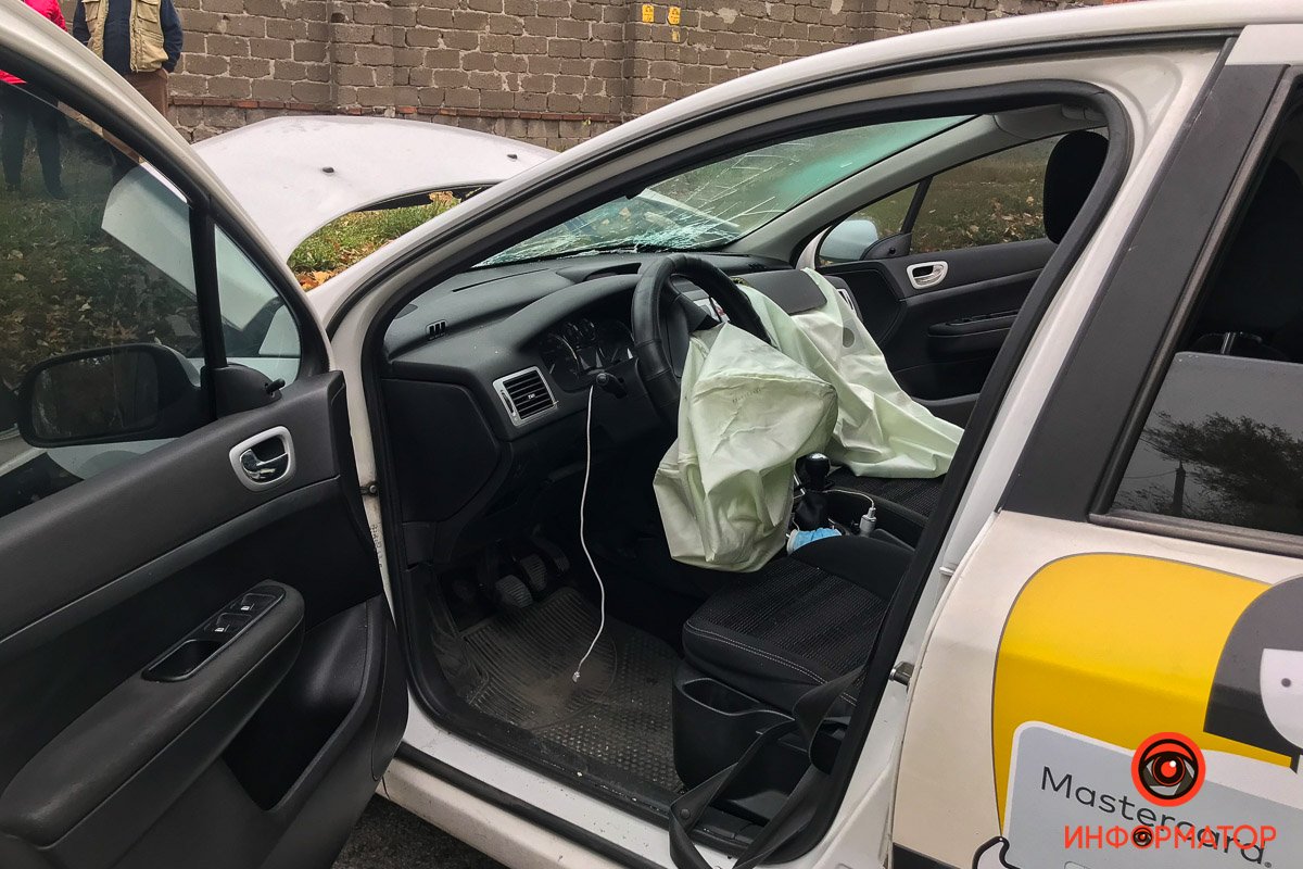 Пассажирка Peugeot также доставлена в больницу