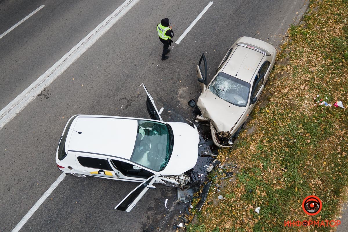 На месте аварии работают сотрудники полиции