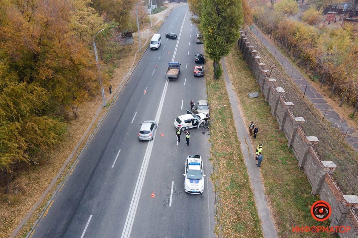 Сотрудники полиции оградили место аварии конусами