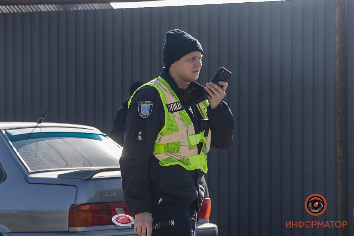 Патрульные регулируют движение вручную