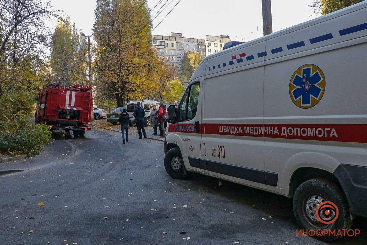 На месте происшествия работает ГСЧС и скорая помощь 