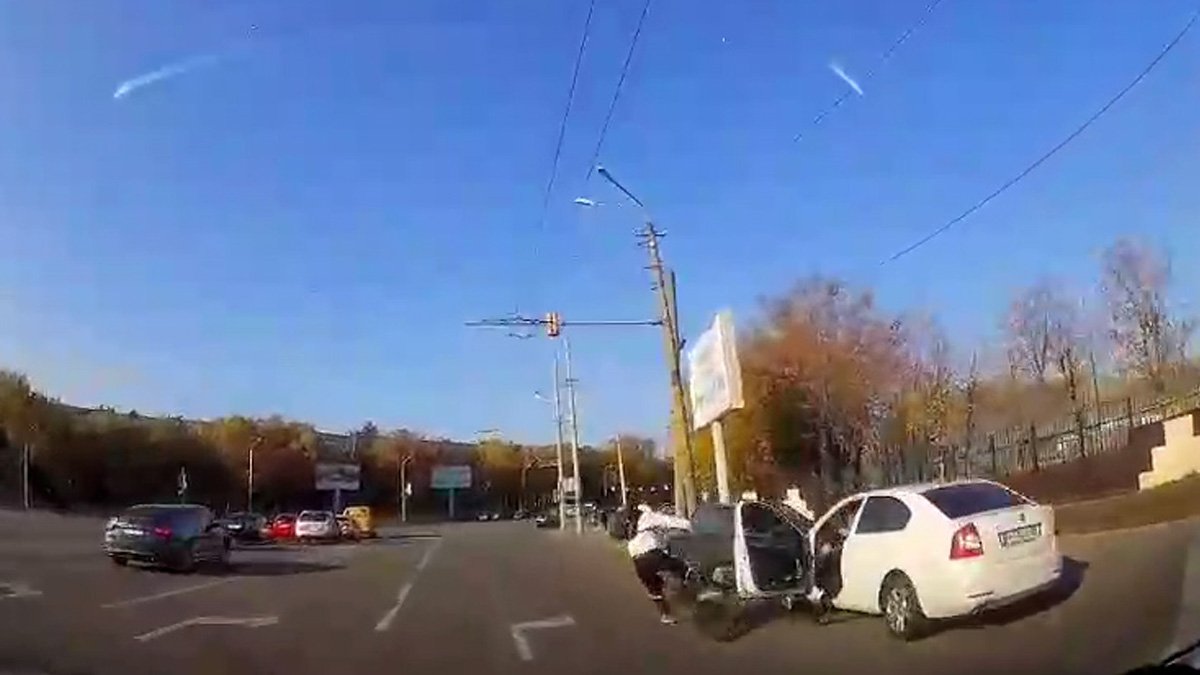 В Днепре на Запорожском шоссе велосипедист врезался в открытую дверь Skoda: видео момента