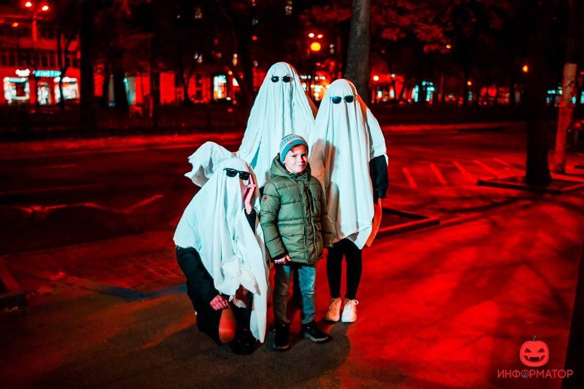 Развлекают людей Развлекают людей