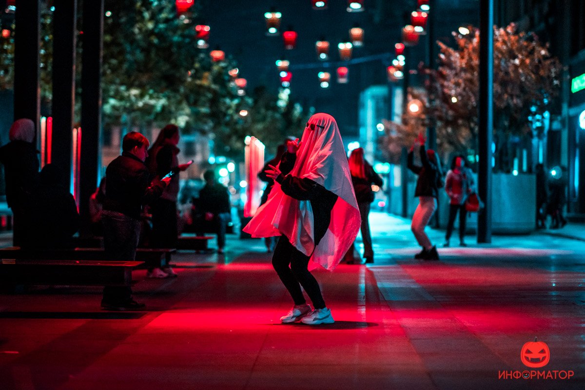 Наслаждаются своей призрачною жизнью Наслаждаются своей призрачною жизнью
