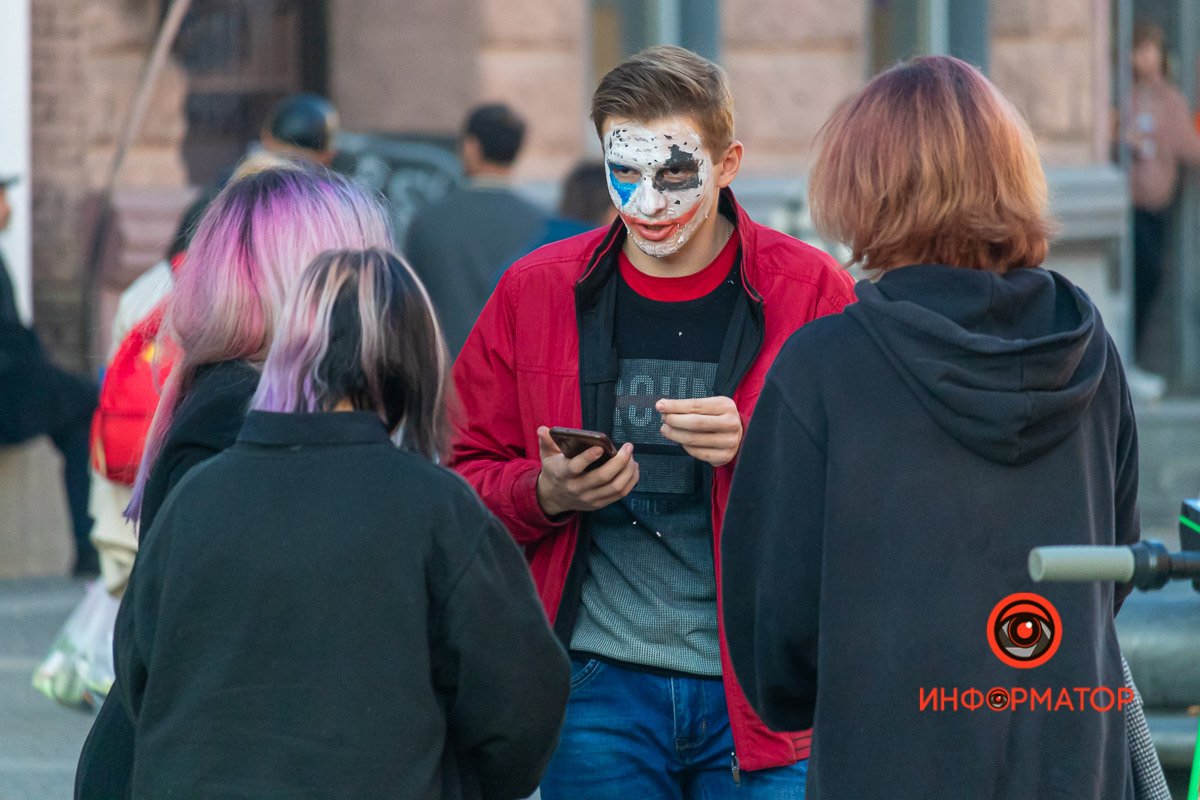 Только в Хэллоуин, назвав человека клоуном, не получишь по голове