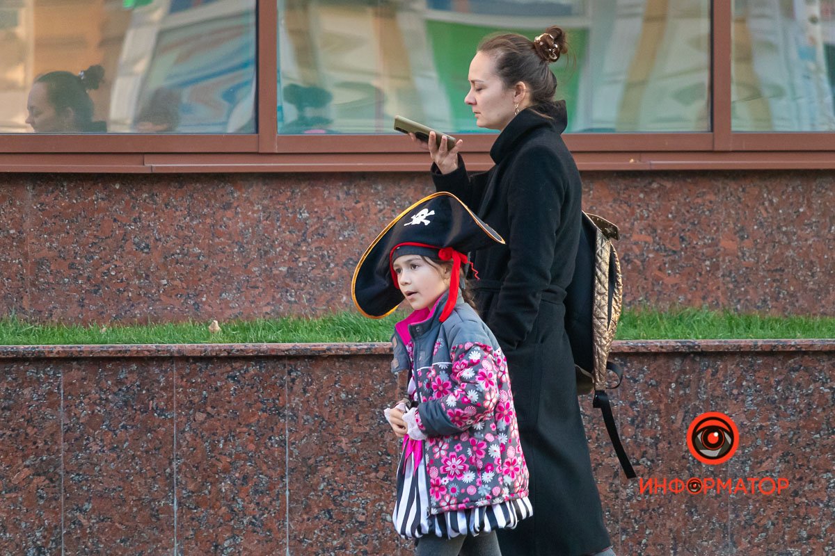 "Алло, веду пирата пить ром"