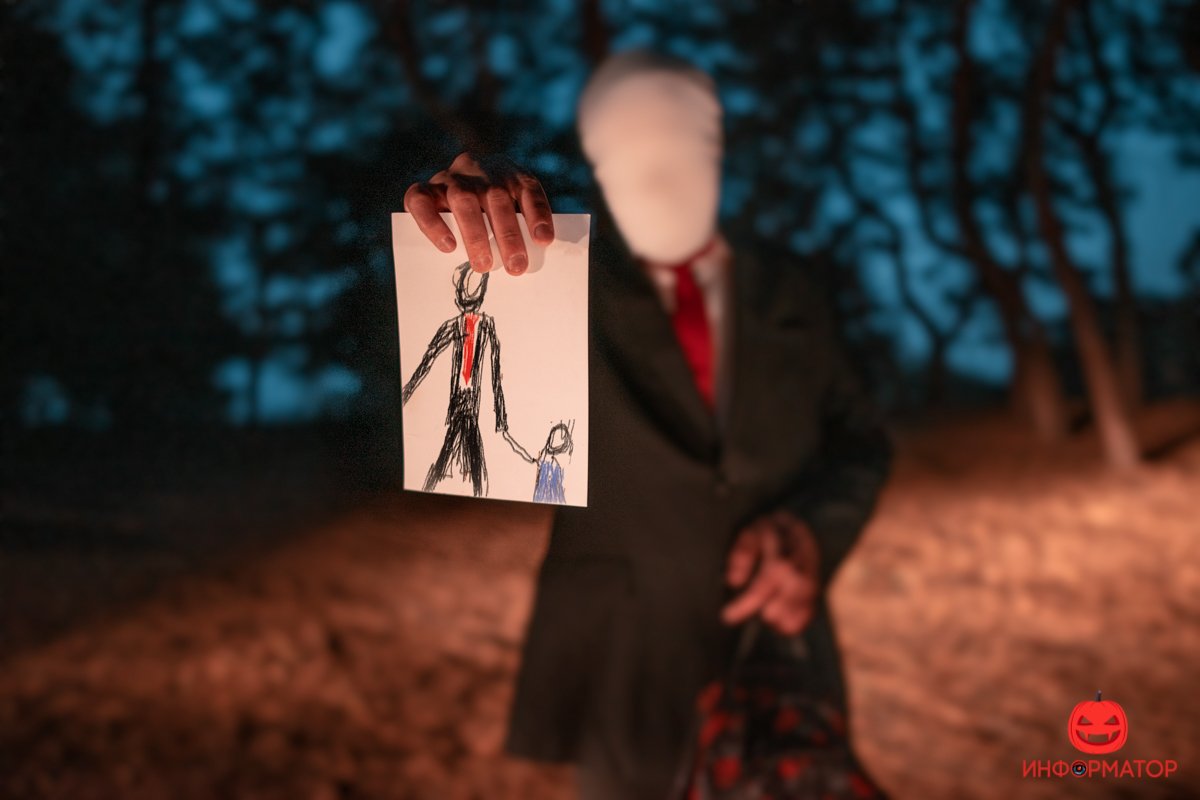 Показал рисунки, что на "работе" подарили Показал рисунки, что на "работе" подарили