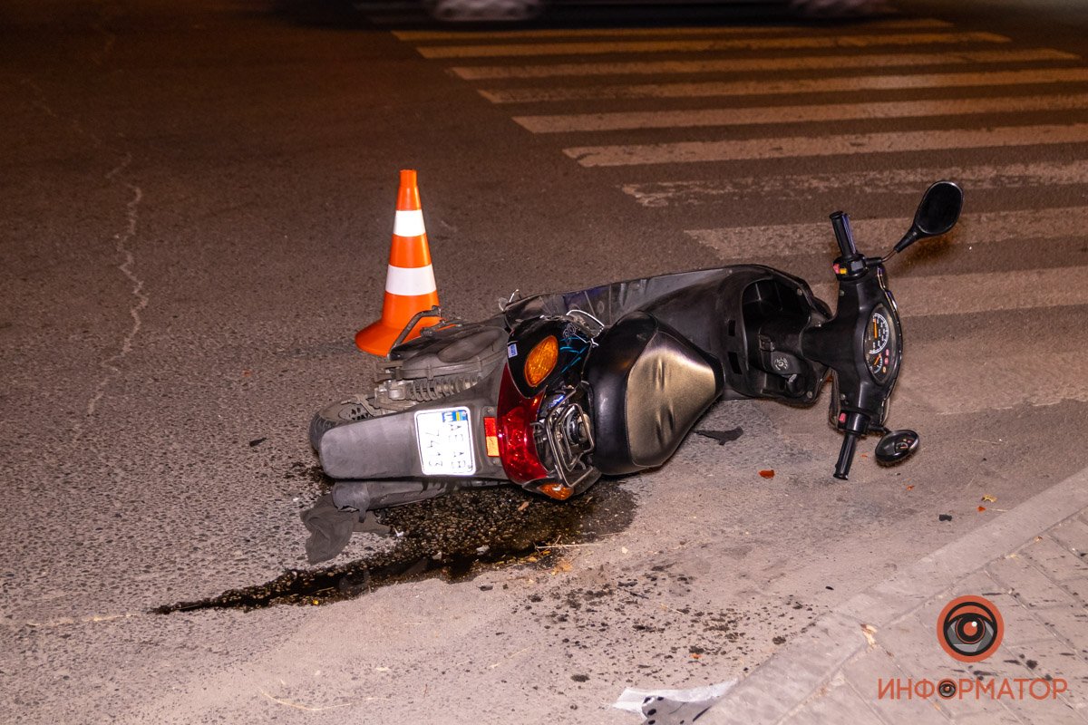 Здесь скутерист врезался в Dacia службы такси Opti Здесь скутерист врезался в Dacia службы такси Opti