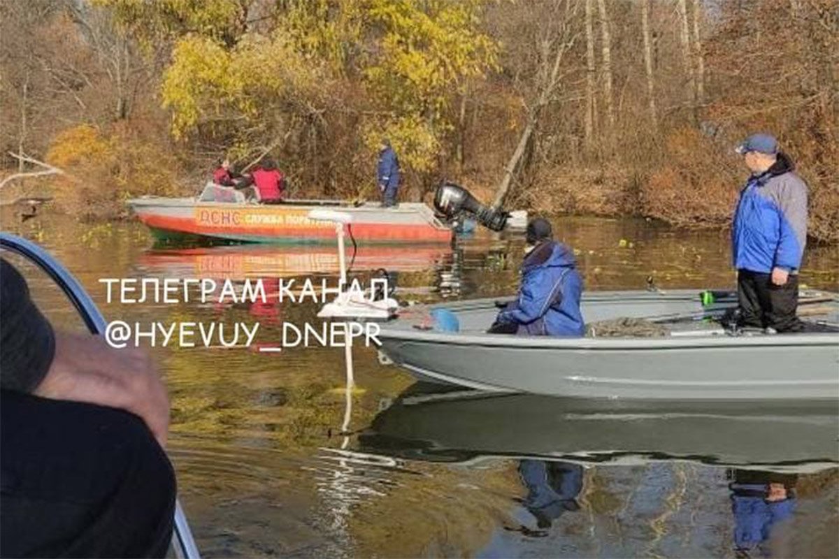Трое рыбаков оказались в воде Трое рыбаков оказались в воде