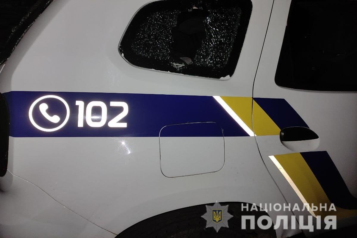 Мужчина спрятался у подъезда, а потом разбил окно полицейской машины
