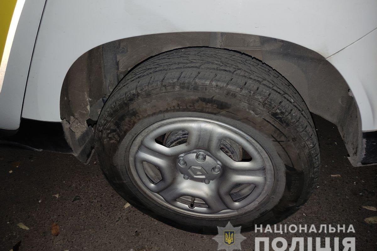 Также он проколол колеса служебного авто