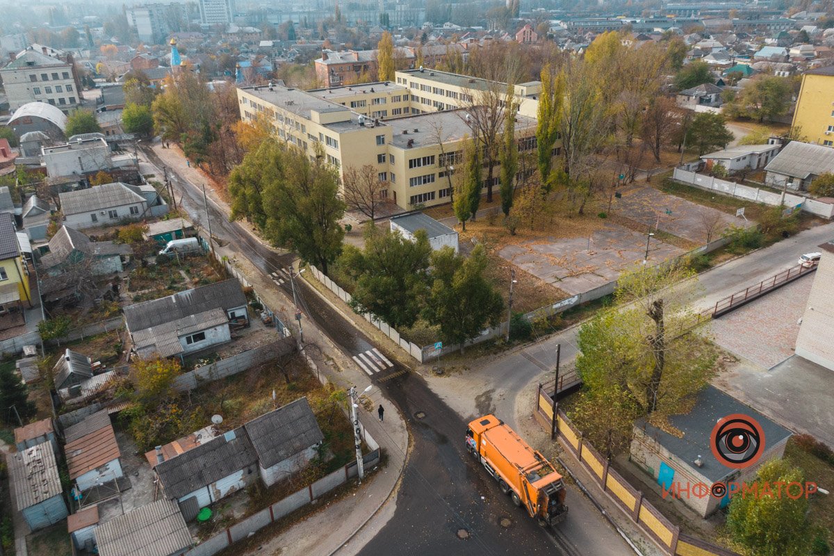 Вода бежит из-под люка