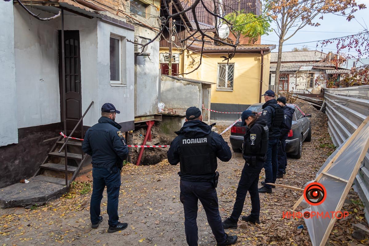 В понедельник, 1 ноября, на улице Короленко, 33, мужчина упал в яму во дворе дома.
