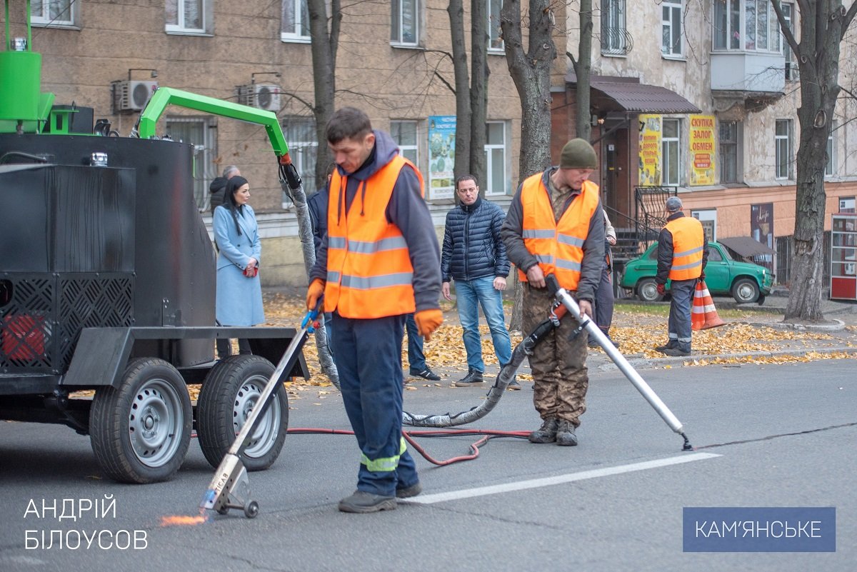 В Каменском испытывают новую спецтехнику для ремонта дорог в зимний период 2