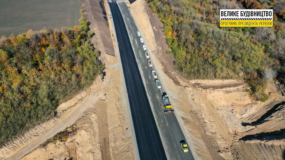 Готовность Южной объездной Днепра 90%: строители асфальтируют последние участки новой дороги 7