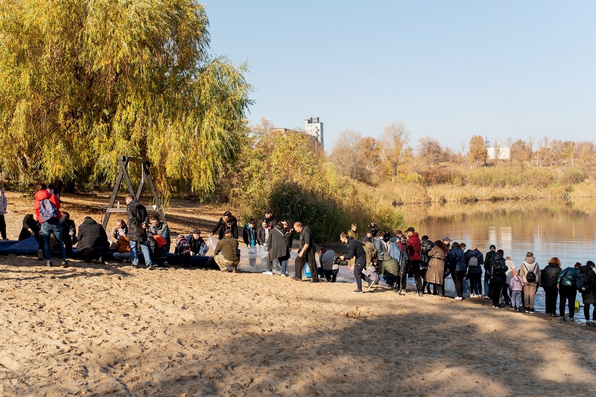 В озеро Котлован на левом берегу Днепра запустили полтонны рыбы 3